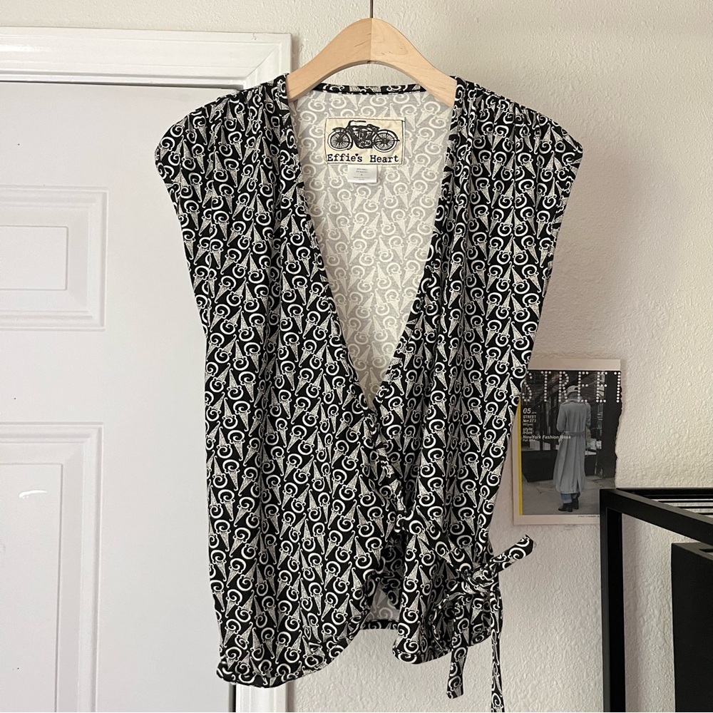 EFFIE’S HEART ModCloth‎ black and white ice cream print sleeveless wrap top